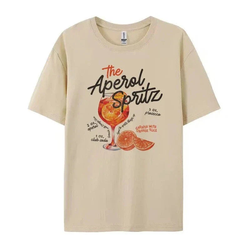 Beiges T-Shirt mit Aperol Spritz Design, Cocktail-Illustration, Orangen, Prosecco, Club Soda. Perfekt für Sommermode und Freizeitkleidung.