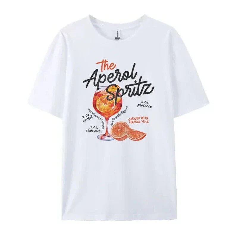 Weißes T-Shirt mit Aperol Spritz Design, Cocktail-Illustration, Orangenmotiv, trendige Sommermode, lässiger Stil, hochwertiger Druck.