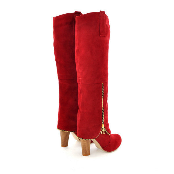 Rote Damenstiefel aus Wildleder mit hohem Absatz und Reißverschluss. Modische, elegante Stiefel für Herbst und Winter. Ideal für trendige Outfits.