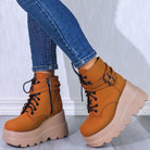 Damen Plateau Stiefel in Braun mit Schnürung und Reißverschluss, kombiniert mit blauen Jeans. Modische, robuste Schuhe für Herbst und Winter.