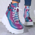 Glitzernde Plateau-Sneaker in Blau und Rosa mit Schnürsenkeln und Schnallen, ideal für trendige Streetwear und modische Outfits.