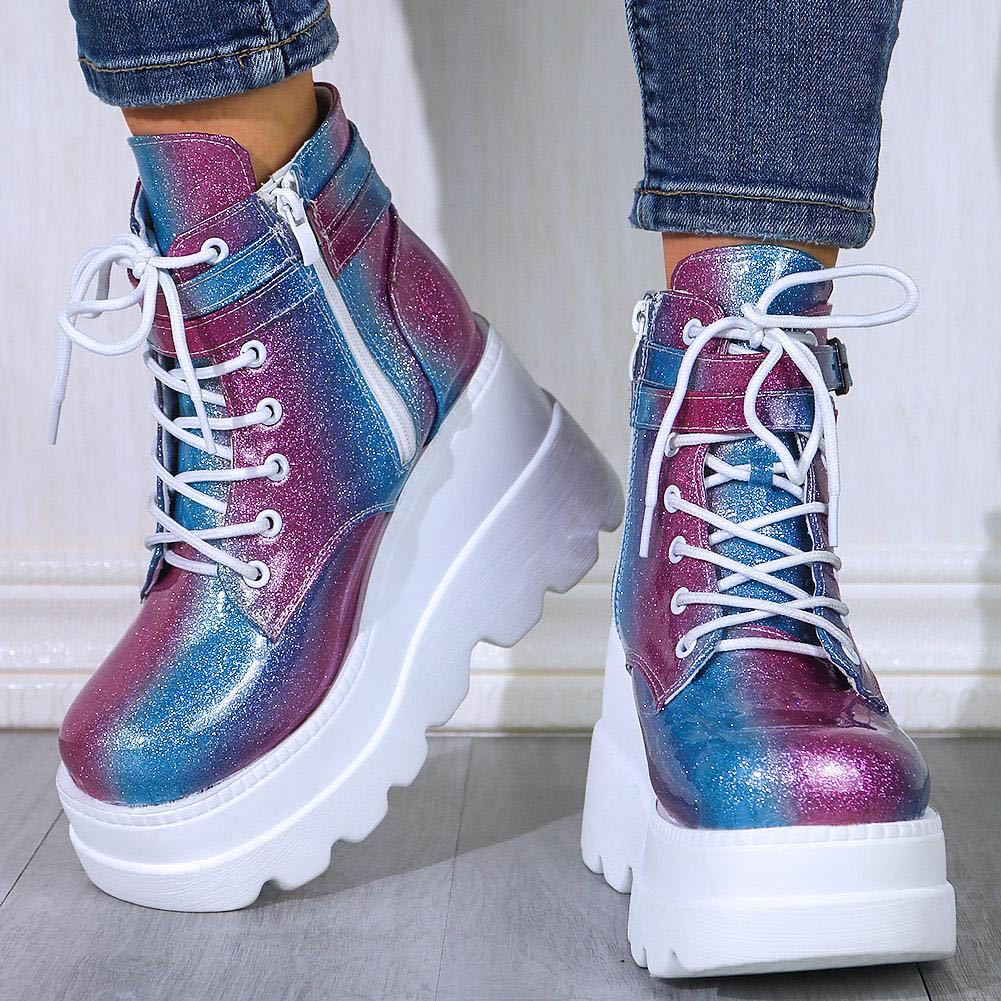 Glitzernde Plateau-Sneaker in Regenbogenfarben mit dicker Sohle und Schnürung. Modische Damenstiefel, ideal für trendige Streetwear-Looks.