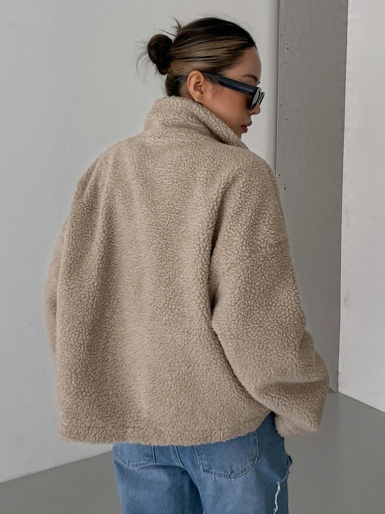 Flauschige Teddyjacke in Beige, ideal für Herbstmode. Kombiniert mit lässigen Jeans, perfekt für trendige, warme Outfits. Damenmode, Streetstyle.