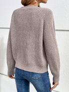 Damen Strickpullover in Beige, lässig geschnitten, aus weichem Material. Perfekt für Herbstmode, kombiniert mit blauen Jeans.