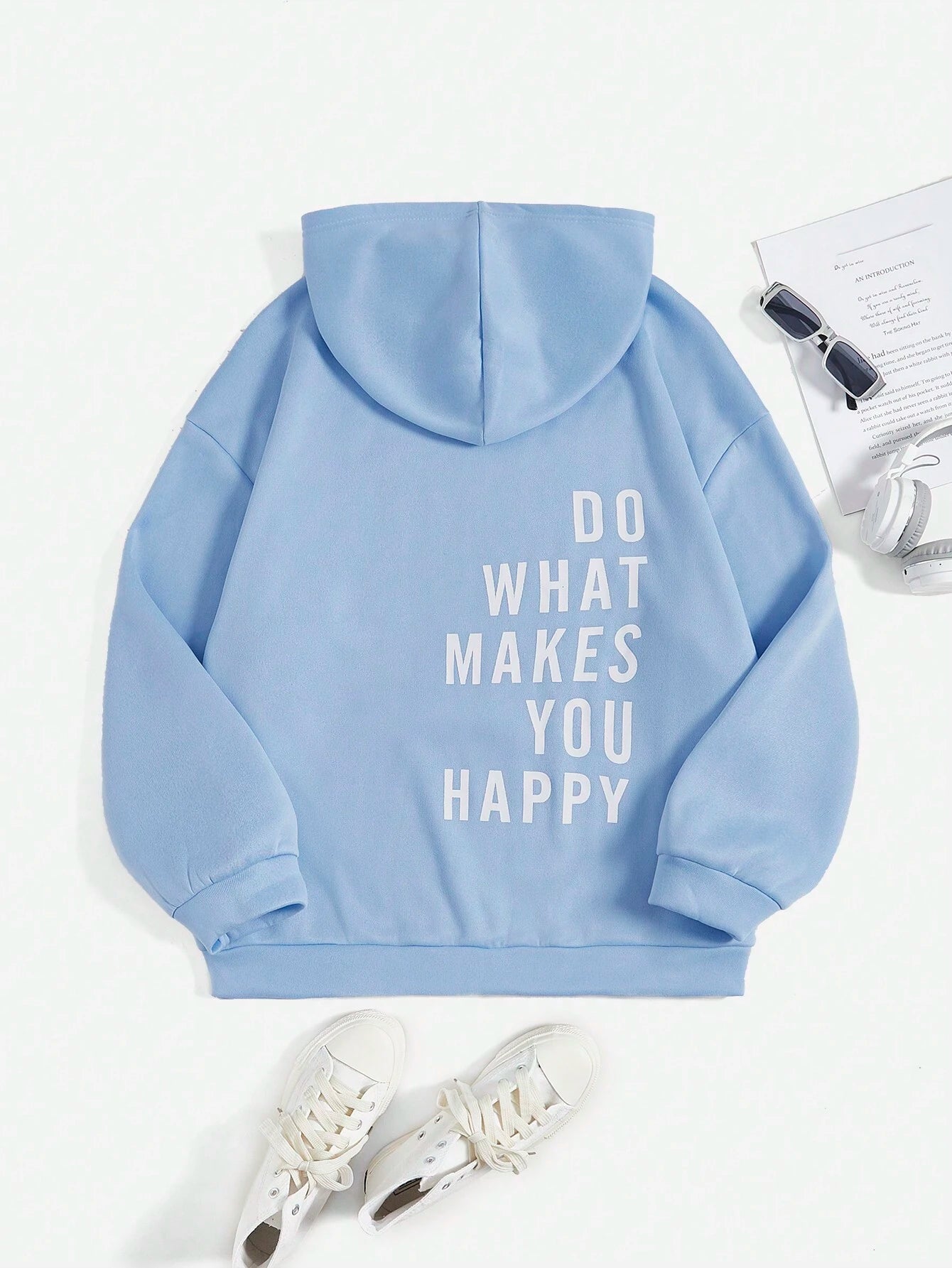 Hellblauer Hoodie mit Kapuze, Aufschrift "Do What Makes You Happy", lässiger Stil, ideal für Freizeitmode, kombiniert mit weißen Sneakern.