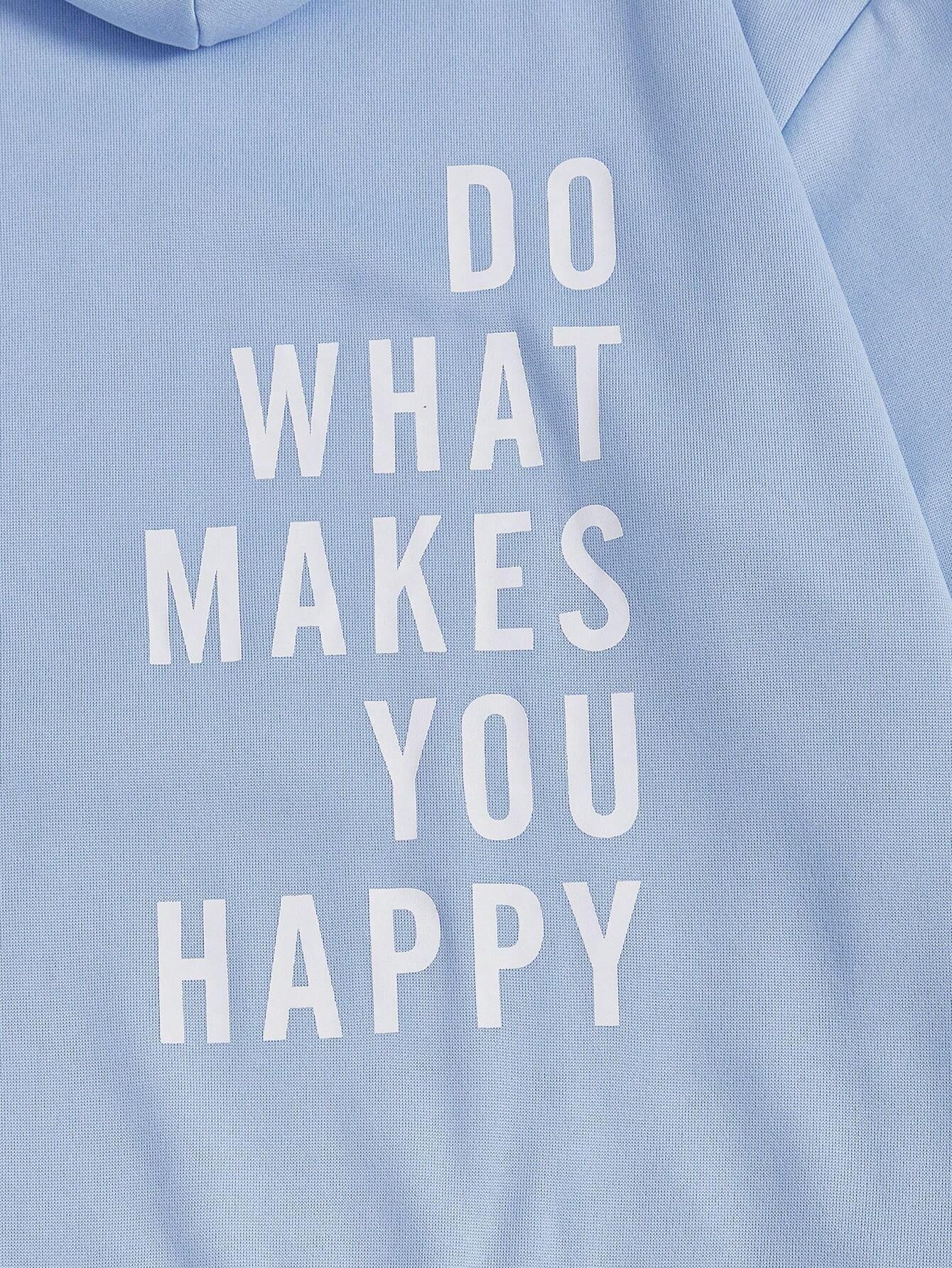 Hellblauer Hoodie mit weißem Schriftzug "Do What Makes You Happy". Bequeme Freizeitmode, ideal für entspannte Tage und positive Vibes.