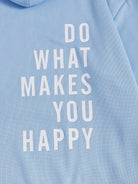 Hellblauer Hoodie mit weißem Schriftzug "Do What Makes You Happy". Bequeme Freizeitmode, ideal für entspannte Tage und positive Vibes.