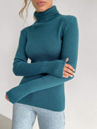 Damen Rollkragenpullover in Petrol, geripptes Strickdesign, langärmlig, figurbetont. Perfekt für Herbstmode und stilvolle Outfits.