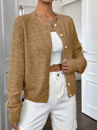 Damen Strickjacke in Beige, kombiniert mit weißem Crop-Top und Jeans. Modischer Look, ideal für Herbstmode und lässige Outfits.