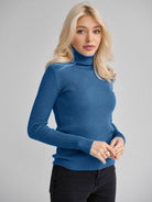 Blauer Rollkragenpullover Damen, geripptes Design, langärmelig, modisch, bequem, ideal für Herbst und Winter, vielseitig kombinierbar.