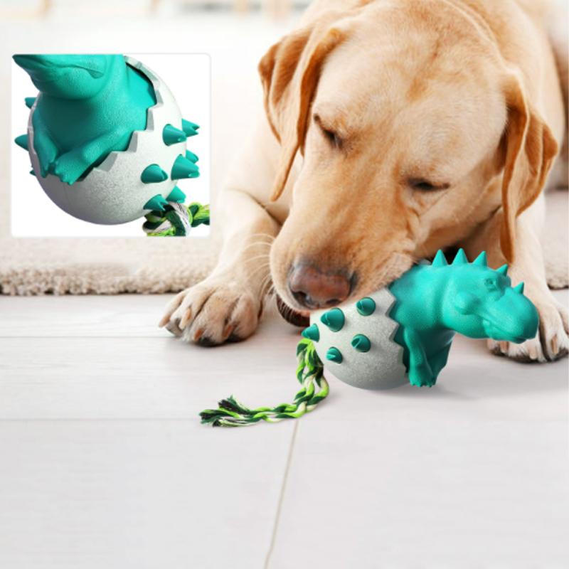 Hund spielt mit robustem Dinosaurier-Kauspielzeug aus Gummi, ideal für Zahnpflege und Unterhaltung. Perfektes Hundespielzeug für aktive Hunde.