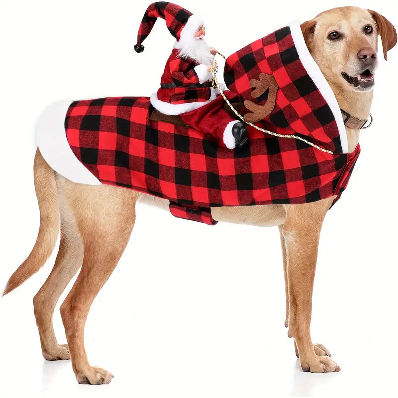 Hund in rotem Karomuster-Weihnachtskostüm mit Rentier- und Weihnachtsmann-Dekor, ideal für festliche Haustiermode und Weihnachtsfotos.