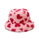 Rosa Plüsch-Bucket-Hat mit roten Herzmustern, ideal für Wintermode. Flauschiger Damenhut, warm und stilvoll, perfekt für Outdoor-Aktivitäten.