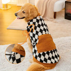 Hund in kariertem Hundemantel, warmes Fleece, modisches Design, ideal für kalte Tage, bequem und stilvoll, Haustierbekleidung, Wintermode.