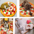 Katzen und Hunde auf bunten Pizza- und Toast-Kissen. Perfekte Haustierbetten, die Komfort und lustiges Design vereinen. Ideal für Tierliebhaber.