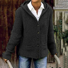 Dunkelgraue Strickjacke mit Kapuze, Knopfleiste und Taschen, ideal für Herbstmode. Perfekt kombinierbar mit Jeans für einen lässigen Look.