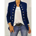 Damenblazer in Marineblau mit doppelreihigen Knöpfen, kombiniert mit weißem T-Shirt und Jeans. Modischer Look, ideal für Freizeit und Büro.