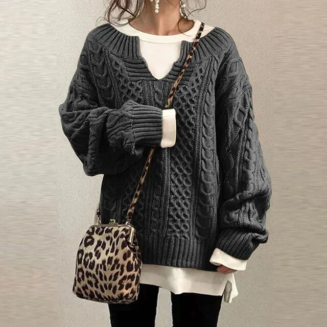 Damenmode: Grobstrickpullover in Dunkelgrau mit Zopfmuster, kombiniert mit Leopardenmuster-Tasche. Trendige Herbst-Winter-Outfits für Frauen.