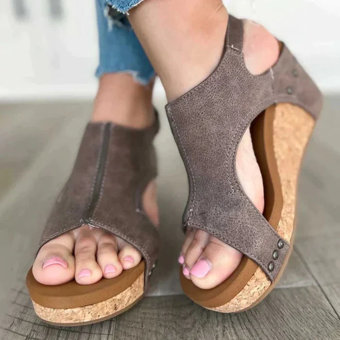 Damen Sandalen mit Keilabsatz, aus braunem Leder, bequem und modisch, ideal für Sommermode. Perfekt für Freizeit und Alltag.