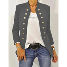 Damen Blazer in Dunkelgrau mit doppelreihigen Knöpfen, kombiniert mit weißem T-Shirt und Jeans. Modischer Look, ideal für Casual-Outfits.