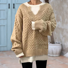 Damen Strickpullover, beige, Zopfmuster, Oversize, gemütlich, modisch, Herbstmode, lässiger Stil, warm, weiches Material, trendig.