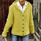 Gelbe Strickjacke mit Kapuze und Knopfleiste, kombiniert mit weißem Hemd und blauer Jeans. Modische Damenbekleidung, Herbstmode, Stricktrends.