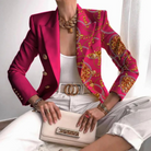 Eleganter Damenblazer in Pink mit auffälligem Muster, kombiniert mit weißem Top und modischer Tasche. Perfekt für stilvolle Outfits.