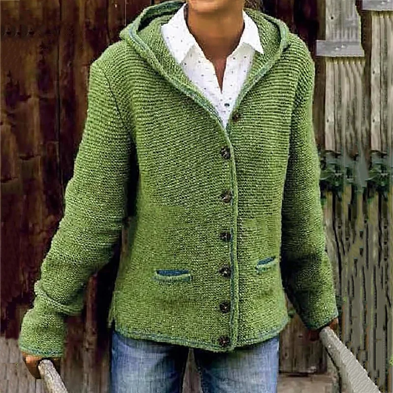 Grüne Strickjacke mit Kapuze, Knopfleiste und Taschen, ideal für Herbstmode. Perfekt kombinierbar mit Jeans für einen lässigen Look.