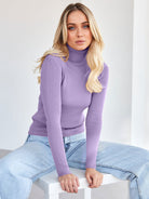 Lila Rollkragenpullover Damenmode, stilvoll und bequem, kombiniert mit hellblauen Jeans. Perfekt für Herbst- und Wintertrends.