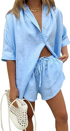 Damen Sommer Outfit: Hellblaues Leinen-Set mit lockerem Hemd und Shorts, ideal für Strandmode. Perfekt für lässige, stilvolle Sommerlooks.