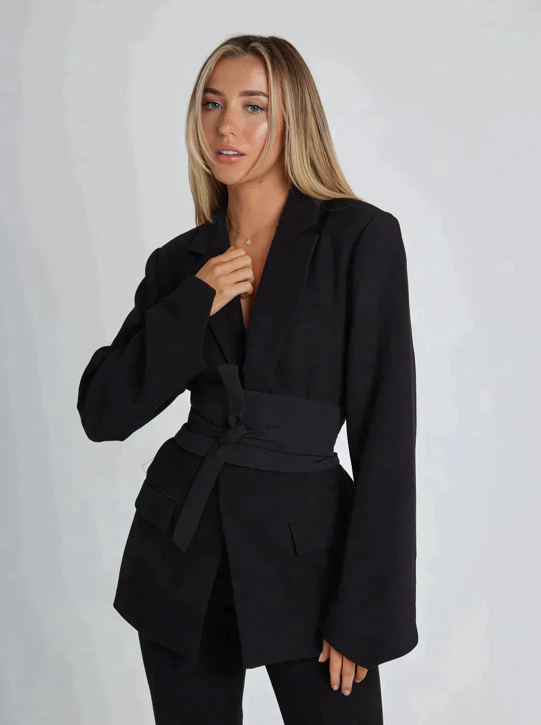 Eleganter schwarzer Blazer für Damen mit Gürtel, ideal für Business- und Freizeitoutfits. Hochwertige Mode, stilvoll und vielseitig kombinierbar.