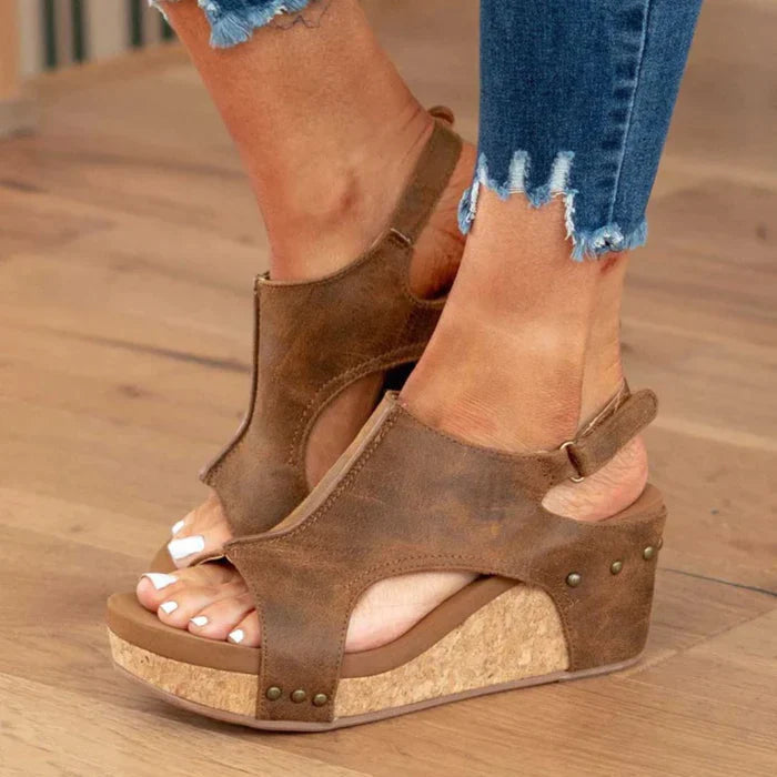 Braune Keilsandalen aus Leder mit Korksohle, ideal für Sommermode. Perfekt kombiniert mit zerrissenen Jeans für einen lässigen Look.