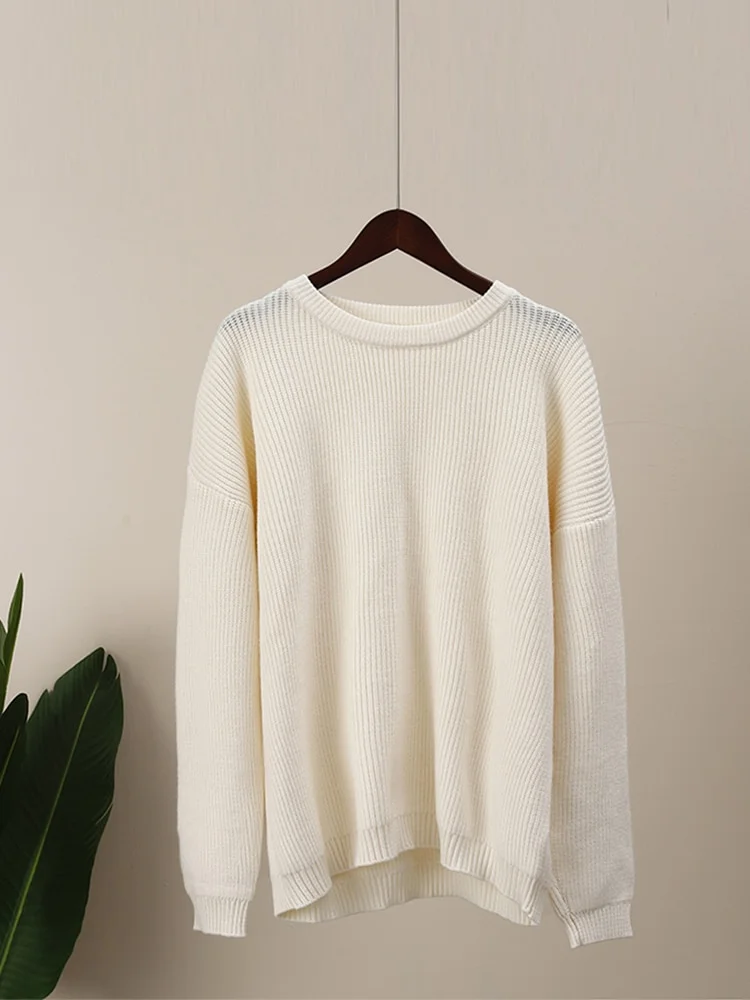 Weißer Strickpullover aus Baumwolle, lässig geschnitten, ideal für Herbstmode. Perfekt kombinierbar, bequem und stilvoll für Damen.