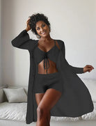 Schwarzes Damen-Loungewear-Set mit langem Cardigan, Crop-Top und Shorts. Bequemes, stilvolles Outfit für Zuhause oder Freizeit.