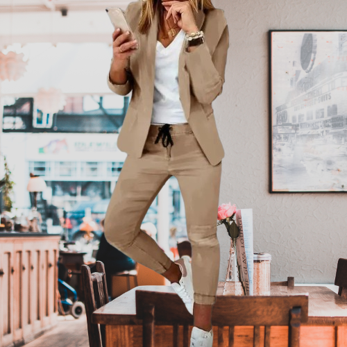 Eleganter Damenanzug in Beige, bestehend aus knöchellanger Hose und Blazer. Perfekt für Business-Looks. Slim Fit, langärmlig, modisch.