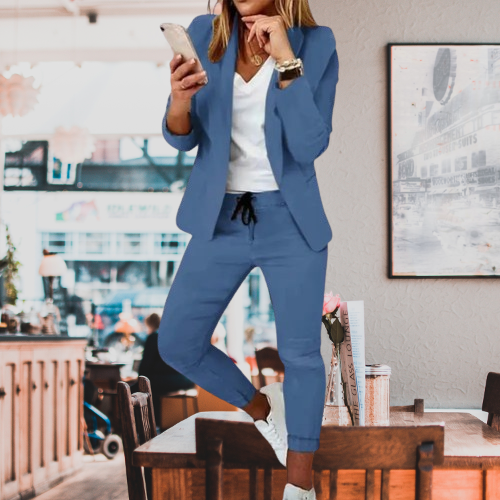 Eleganter Damenanzug in Blau, bestehend aus knöchellanger Hose und Blazer. Perfekt für Business und Büro. Slim Fit, langärmlig, modisch.