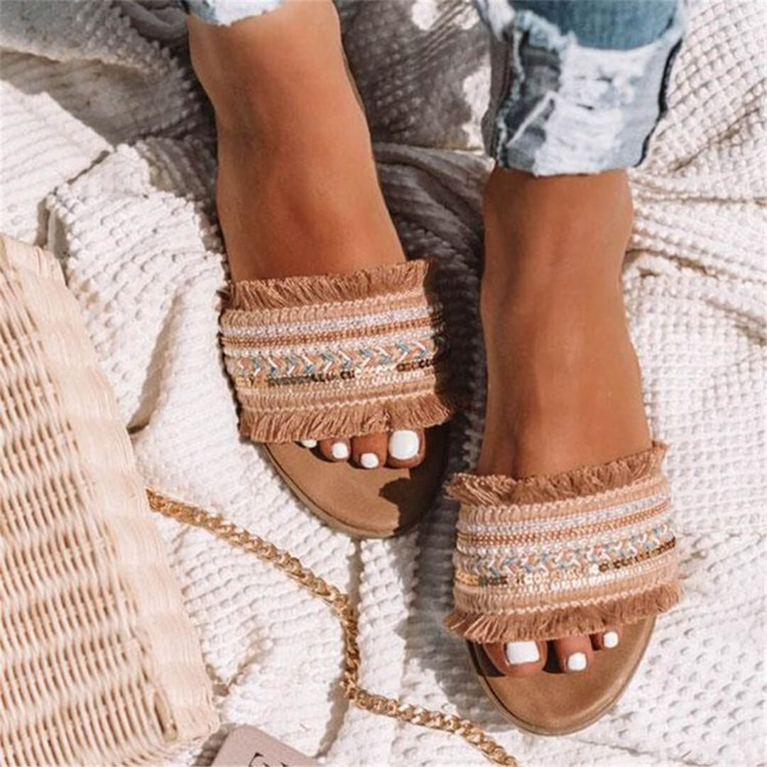 Beige Sandalen mit Fransen und Stickerei, ideal für Sommermode. Perfekt für Strandoutfits und lässige Looks. Damenmode, Sommerschuhe, Boho-Stil.