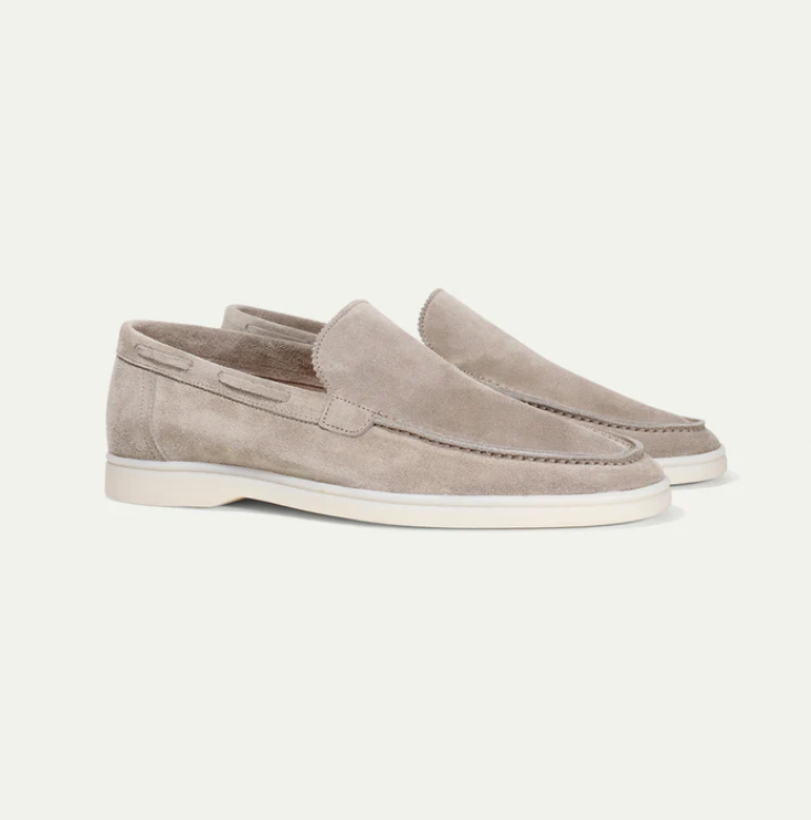 Beige Wildleder-Slipper für Herren, elegant und bequem, ideal für Freizeit und Büro. Hochwertige Verarbeitung, rutschfeste Sohle.