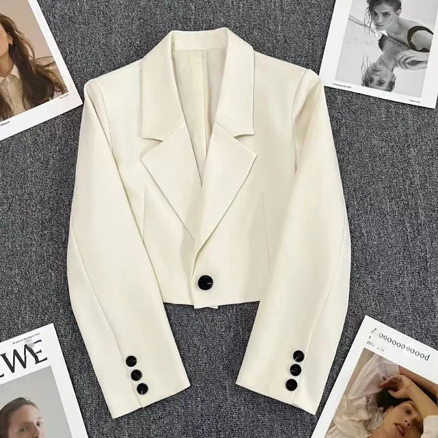 Eleganter weißer Damenblazer, kurz geschnitten, mit langen Ärmeln und schwarzen Knöpfen. Perfekt für modische Business- und Freizeitlooks.