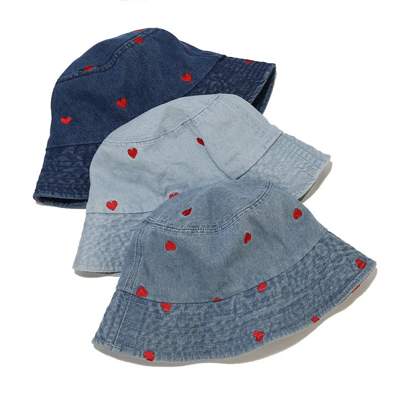 Drei Vintage-Bucket-Hüte aus gewaschenem Denim mit roten Herzmotiven, ideal für Damen und Herren im Frühling, Sommer und Herbst.