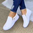 Weiße Damen-Sneaker, atmungsaktiv und bequem, ideal für Frühling und Sommer. Modische Slip-On-Schuhe, perfekt für Casual-Outfits.