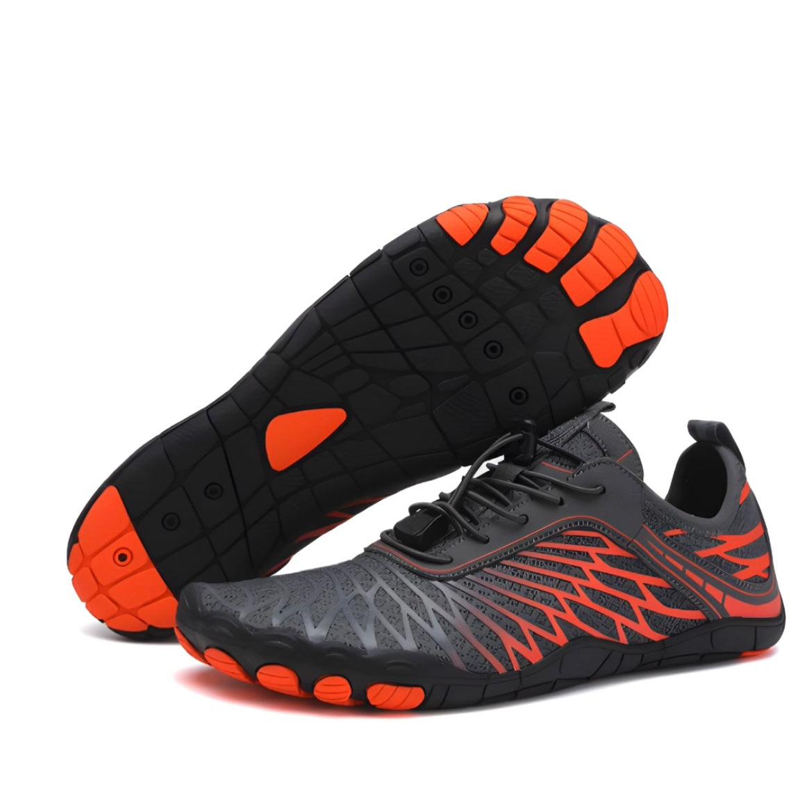 Graue und orange Barfußschuhe mit rutschfester Sohle, ideal für Outdoor-Aktivitäten. Leicht, atmungsaktiv und flexibel für maximalen Komfort.