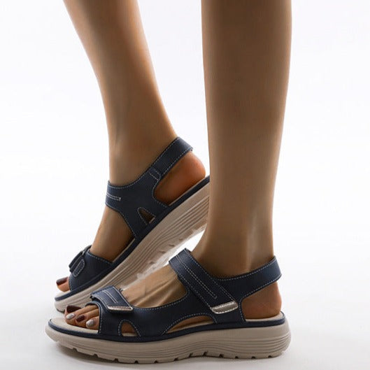 Damen Sandalen in Dunkelblau mit Klettverschluss, ergonomischer Sohle und offenem Zehenbereich. Bequeme Sommerschuhe für Damen.