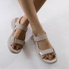 Beige Damen-Sandalen mit Klettverschluss, ergonomisch, bequem, ideal für Sommermode. Perfekt für Freizeit und Alltag.