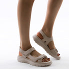 Beige Sandalen mit Klettverschluss, ergonomische Sohle, ideal für Sommermode. Komfortable Damen-Sandalen, stilvoll und vielseitig.