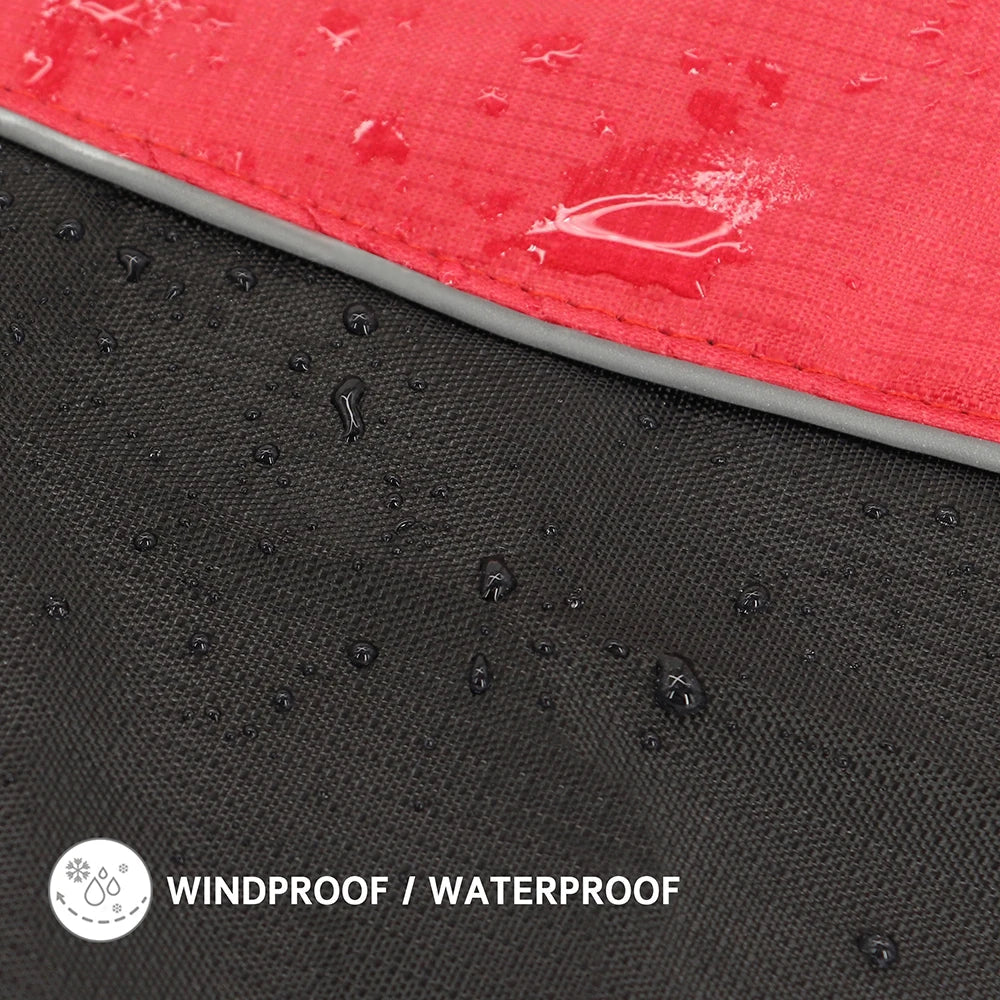 Wasserdichter, winddichter Stoff in Rot und Schwarz mit Wassertropfen. Ideal für Outdoor-Bekleidung und Ausrüstung. Hochwertiges Material.