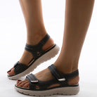 Damen Sandalen mit Klettverschluss, ergonomische Sohle, schwarz, bequem, ideal für Sommer, modisch, rutschfest, atmungsaktiv, Freizeit.