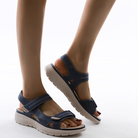 Damen Sandalen mit Klettverschluss, ergonomische Sohle, dunkelblau. Bequeme Sommerschuhe, ideal für Freizeit und Outdoor-Aktivitäten.