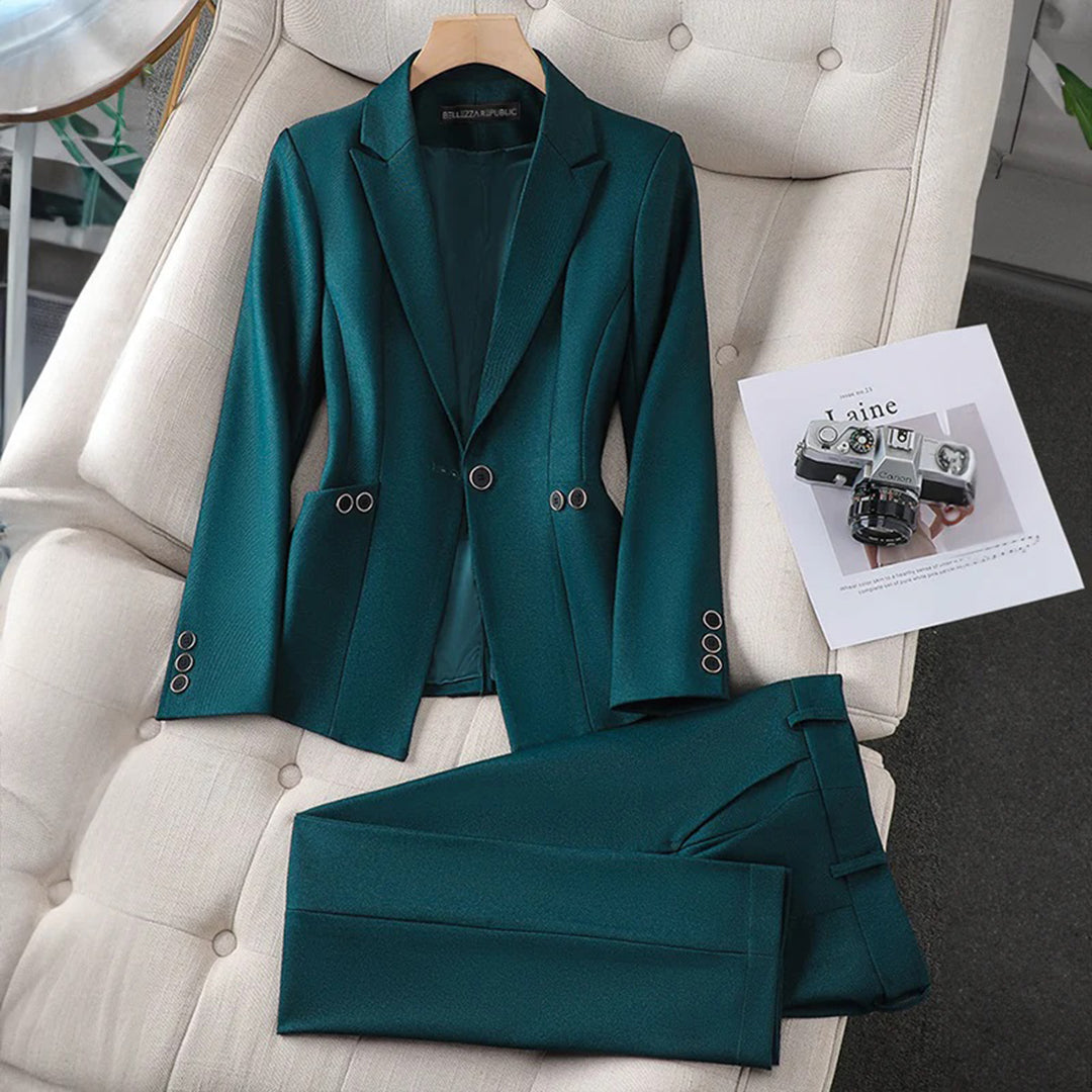 Eleganter grüner Damenanzug mit Blazer und Hose, ideal für Business-Mode. Hochwertiger Stoff, stilvolles Design, perfekt für Büro-Outfits.