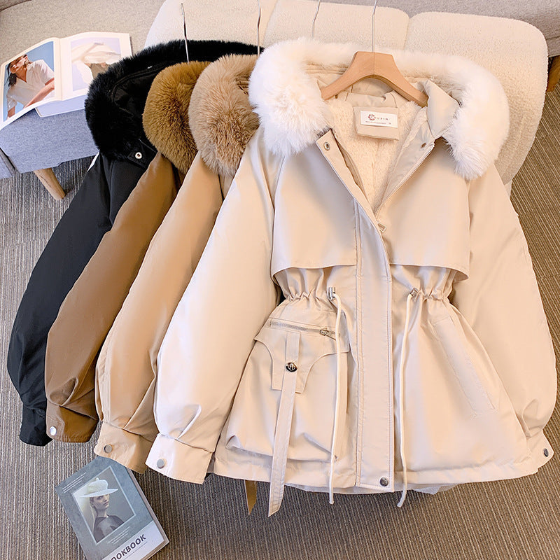 Stilvoller Wintermantel mit Kapuze und Kunstfellbesatz, erhältlich in Beige, Braun und Schwarz. Perfekt für modische, warme Winteroutfits.